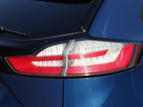 Used 2021 Ford Edge SE FWD image 5