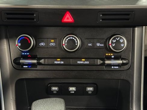 Used 2023 Kia Carnival LX FWD image 24