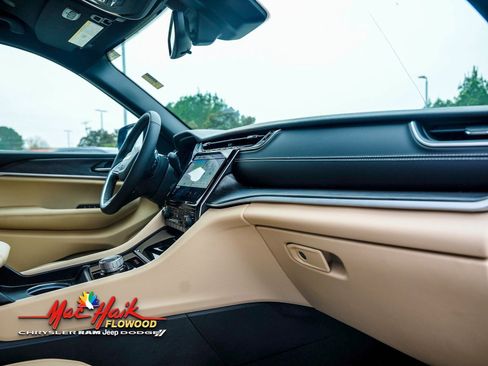 Used 2024 Jeep Grand Cherokee Limited image 16