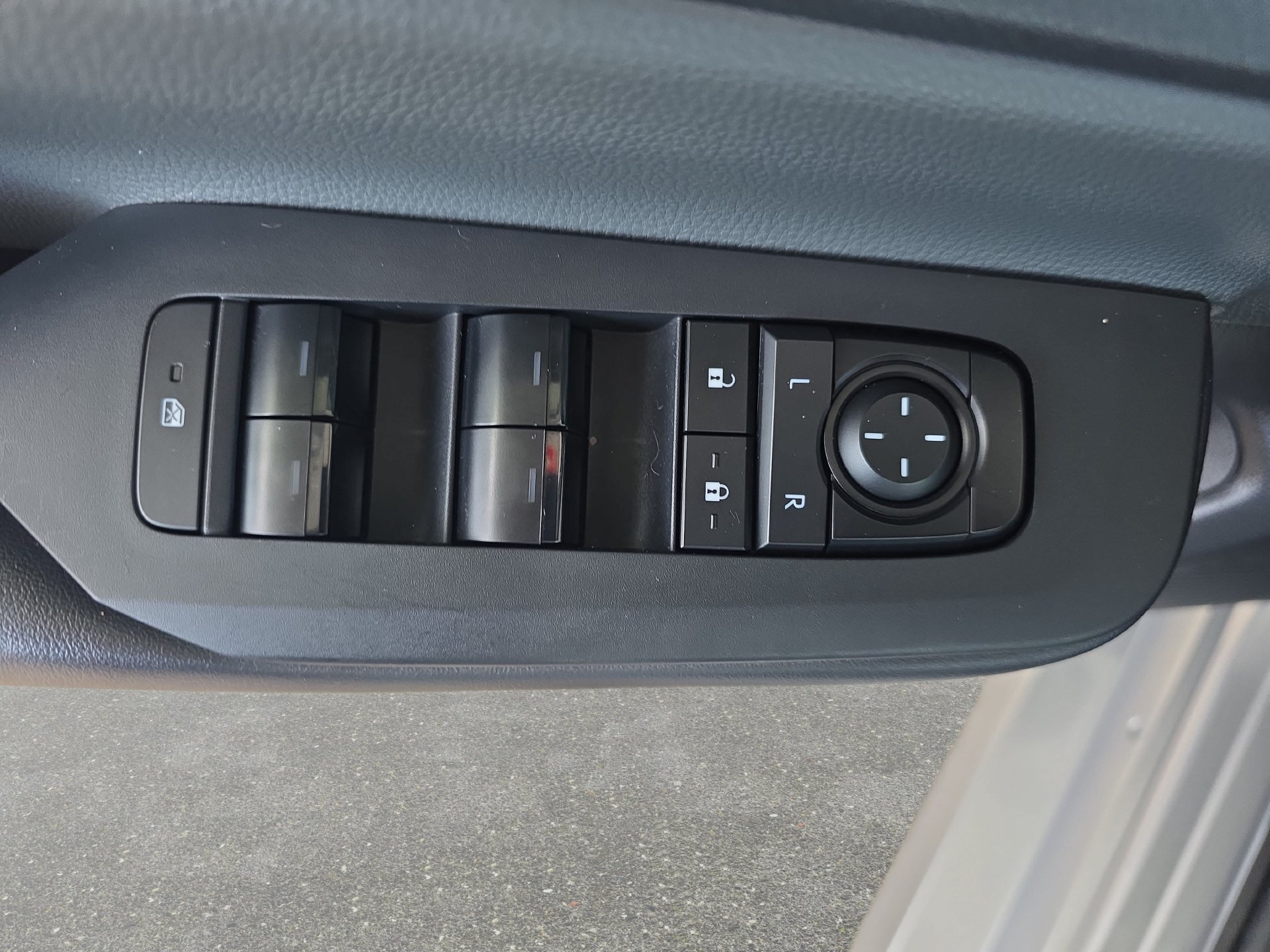 Used 2025 Toyota Prius LE FWD image 26