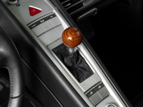 Used 2004 Porsche Carrera GT RWD image 21