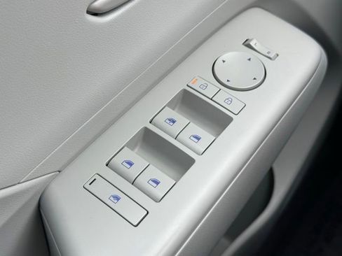 Used 2025 Hyundai Kona SEL image 19