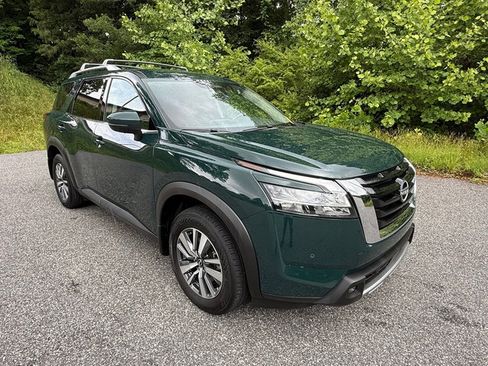 Used 2024 Nissan Pathfinder SL AWD/4WD image 4