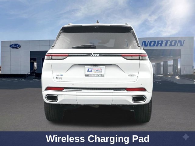 Used 2023 Jeep Grand Cherokee Overland w/ Luxury Tech Group IV AWD/4WD image 12