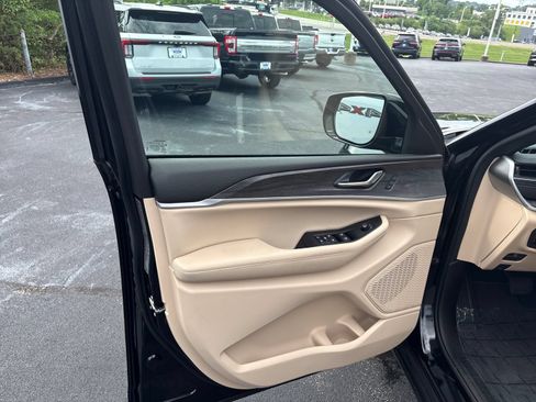 Used 2025 Jeep Grand Cherokee Limited AWD/4WD image 24