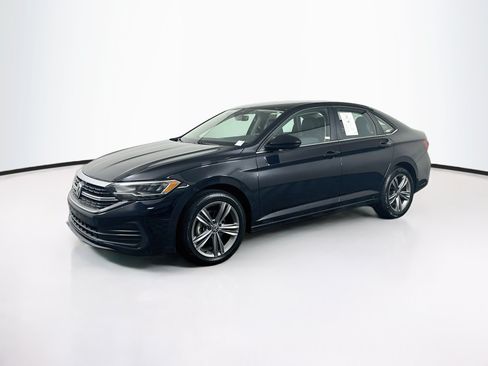 Used 2024 Volkswagen Jetta SE FWD image 3