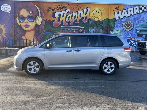 Used 2011 Toyota Sienna image 2