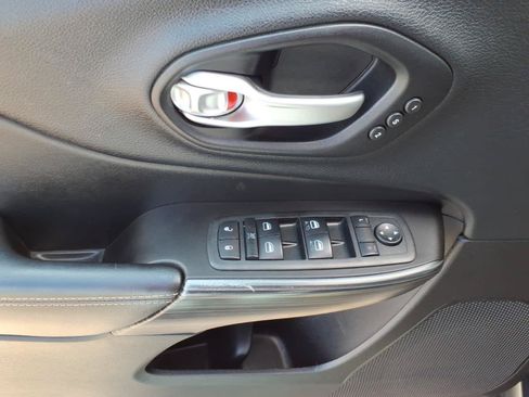 Used 2014 Jeep Cherokee Limited w/ Technology Group FWD image 18