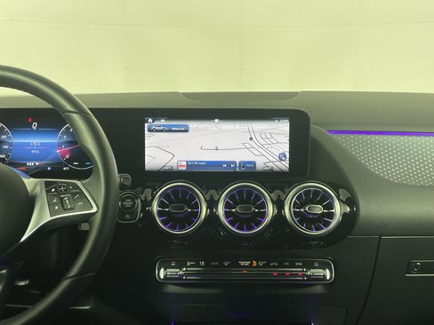 Used 2025 Mercedes-Benz GLA 250 image 17