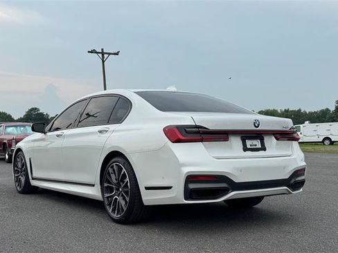Used 2022 BMW 740i w/ M Sport Package RWD image 9