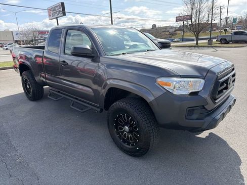 Used 2020 Toyota Tacoma SR image 3