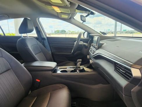 Used 2024 Nissan Altima 2.5 SV FWD image 19