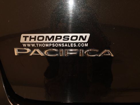 Used 2023 Chrysler Pacifica Touring-L FWD image 31