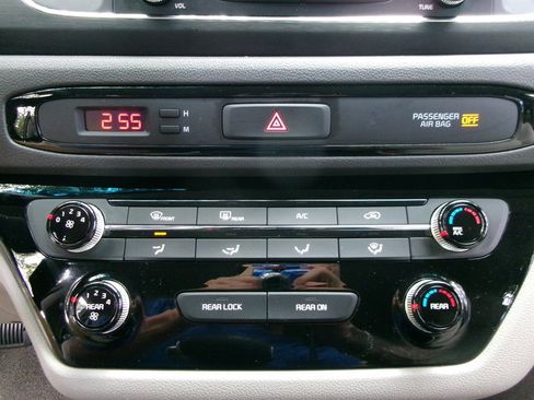 Used 2018 Kia Sedona L image 28