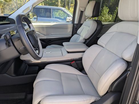 Certified 2025 Lincoln Navigator Reserve image 24