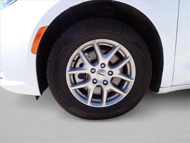 Used 2024 Chrysler Pacifica Touring-L FWD image 7