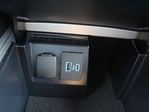 Used 2020 Ford Explorer XLT w/ Equipment Group 202A AWD/4WD image 23