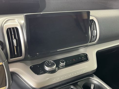 Used 2025 Ford Expedition Active image 18