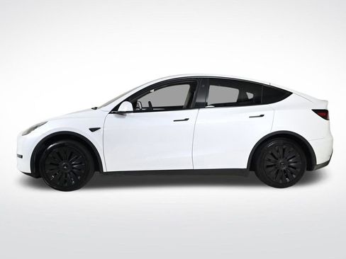 Used 2024 Tesla Model Y 2WD image 2
