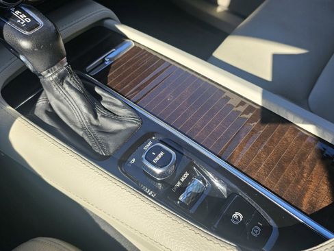 Used 2017 Volvo XC90 T6 Momentum w/ Vision Package image 35