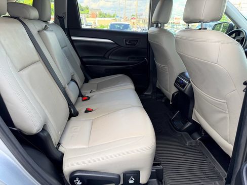 Used 2019 Toyota Highlander Plus FWD image 17