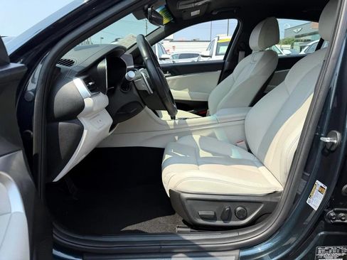 Certified 2025 Genesis G70 2.5T AWD/4WD image 7