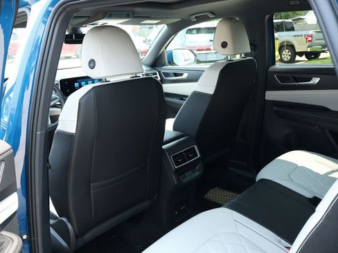Used 2025 Volkswagen Atlas Cross Sport SEL Premium R-Line image 14