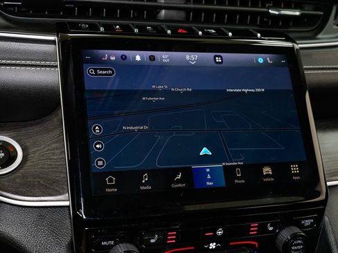 Used 2023 Jeep Grand Cherokee Limited image 16