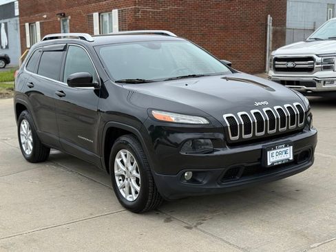 Used 2016 Jeep Cherokee Latitude w/ Cold Weather Group AWD/4WD image 3