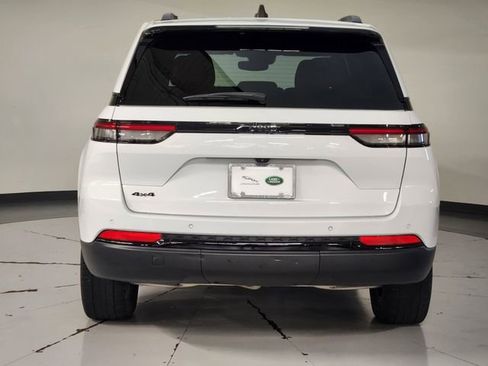 Used 2024 Jeep Grand Cherokee Altitude AWD/4WD image 10