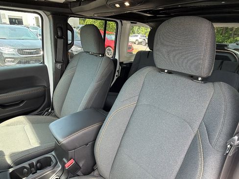 Used 2025 Jeep Wrangler Unlimited Sahara w/ Safety Group AWD/4WD image 17