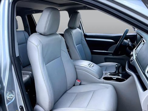 Used 2018 Toyota Highlander XLE FWD image 9