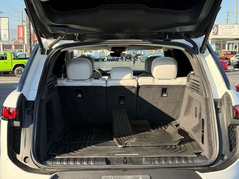 Used 2024 Land Rover Range Rover Sport SE image 13