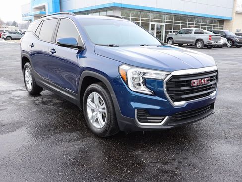 Used 2022 GMC Terrain SLE w/ Driver Convenience Package image 2