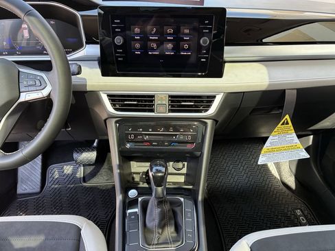 New 2026 Volkswagen Taos SE image 25