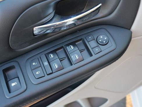 Used 2018 Dodge Grand Caravan SE w/ UConnect Hands-Free Group image 16