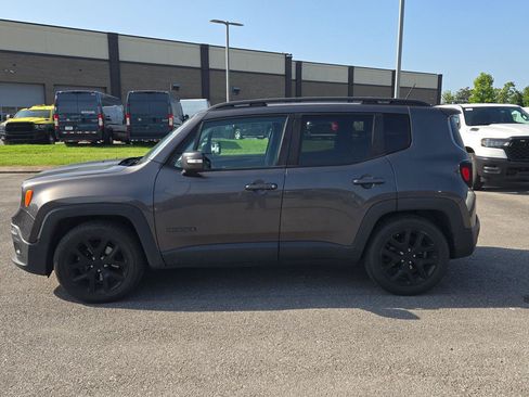 Used 2017 Jeep Renegade Altitude FWD image 4