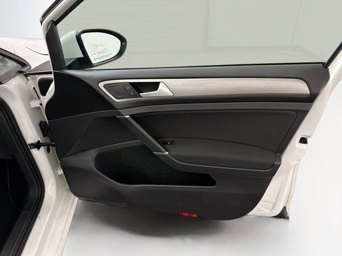 Used 2016 Volkswagen Golf S FWD image 32
