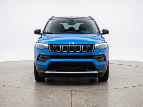 Used 2025 Jeep Compass Limited AWD/4WD image 2