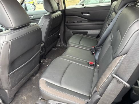 Used 2022 Nissan Pathfinder SL FWD image 11