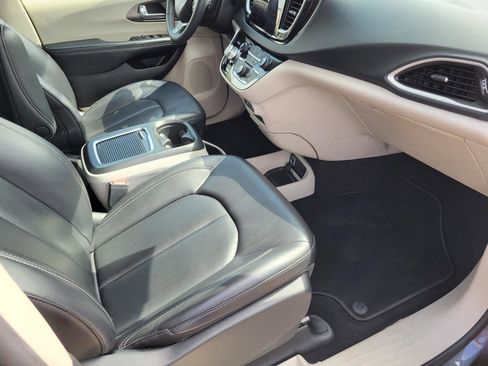 Used 2023 Chrysler Pacifica Touring-L FWD image 9