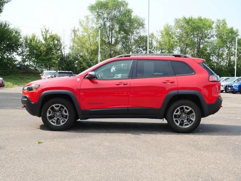 Used 2019 Jeep Cherokee Trailhawk w/ Cold Weather Group AWD/4WD image 3