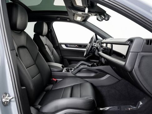Used 2025 Porsche Cayenne image 23