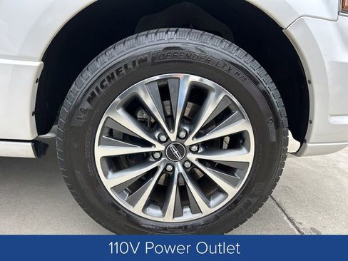 Used 2017 Lincoln Navigator Select image 9