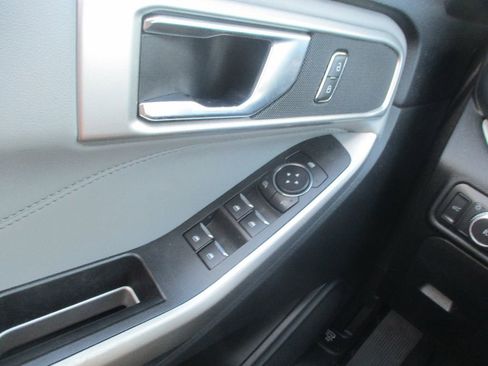 Certified 2022 Ford Explorer XLT w/ Equipment Group 202A image 16