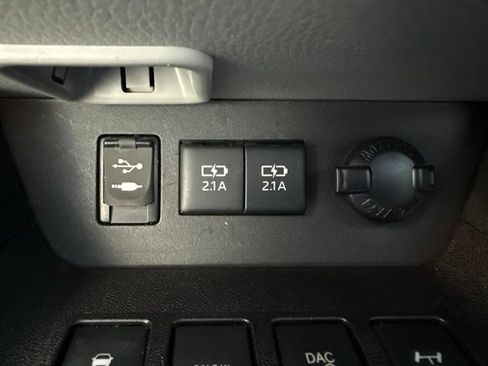 Used 2018 Toyota Highlander XLE AWD/4WD image 31