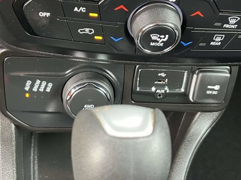 Certified 2021 Jeep Renegade Latitude w/ Convenience Group image 28