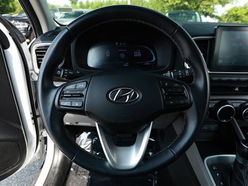 Used 2025 Hyundai Venue SEL FWD image 11
