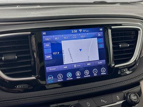 Used 2018 Chrysler Pacifica Limited w/ Tire & Wheel Group image 16