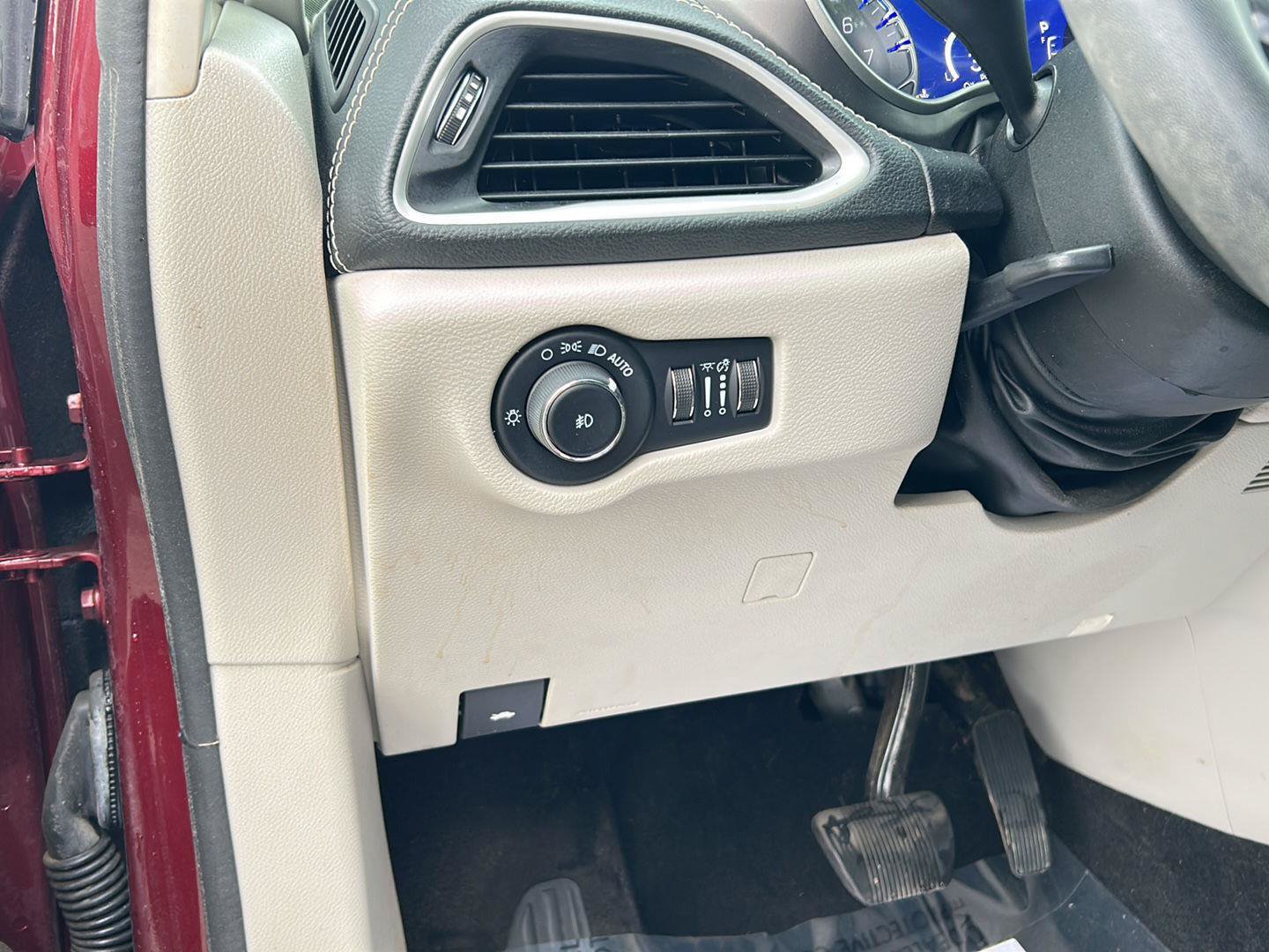 Used 2022 Chrysler Pacifica Touring-L FWD image 12